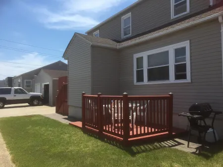 TOP LOCATION IN BRIGANTINE! SPACIOUS HOME> NEAR BEACH, CASINOS>LOW PET FEE!
