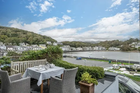 Cottage on the harbour front with sea and mountain views in glorious Snowdonia