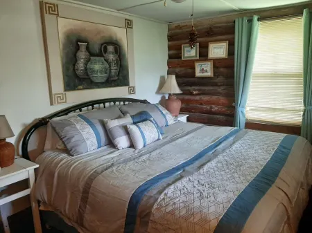 Eagle Log Cabin at Mountaintop Ranch bordering Shenandoah National Park