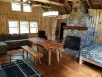 PET-FRIENDLY - Twilight Cabin a Unique Waterfront Log Cabin