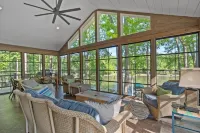 Secluded Lake Oconee 4 Bed/4 BA lakefront home w/ Private dock, 10 Min to Publix