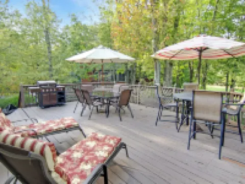 Golf Course Getaway: XL Cabin w/ Hot Tub, Pools, Beaches, Game Room, King Bed 萊克酒店