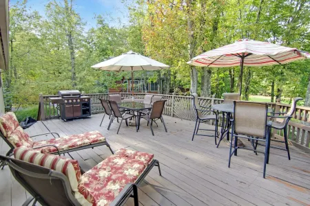 Golf Course Getaway: XL Cabin w/ Hot Tub, Pools, Beaches, Game Room, King Bed