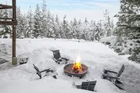 Secluded 4-bedroom Cabin Retreat with Game Room, AC, Hot Tub and Amazing View