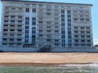 Beachfront Condo at quiet end of Ormond Beach. Snowbirds Welcome !