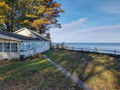 Lakefront Escape on Erie’s Edge | 20 minutes to Presque Isle | Pet Friendly! Hotel dekat Struchen Flats Park