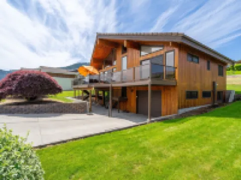 Sunrise Chalet at Wapato Point, Sleeps 12, Half Block to Sandy Beach Waterfront Hotels in Manson