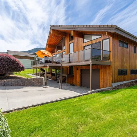 Sunrise Chalet at Wapato Point, Sleeps 12, Half Block to Sandy Beach Waterfront