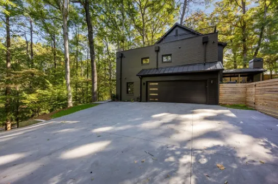 Buckhead Black House Spacious 5 Bedroom Mansion with Heated Pool - Lenox Atlanta