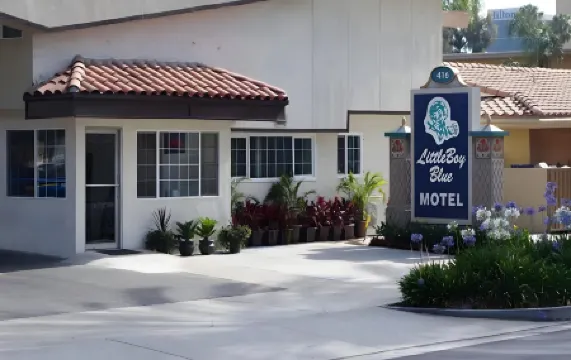 小男孩藍色汽車旅館