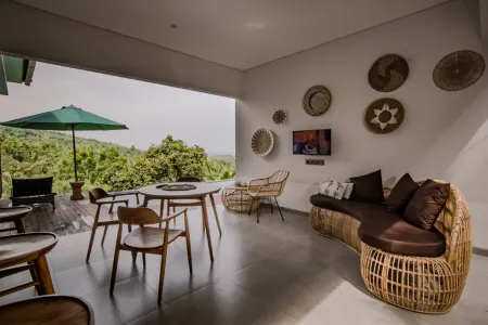 Abinawa hill villa with private infinity pool Отели рядом с достопримечательностью «Библиотека Коба Бака»