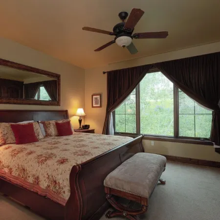 Gorgeous 4Br/4BA Home to Basecamp Your Mountain Adventures.