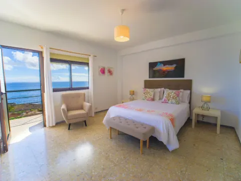 GUACIMARA - Spectacular views, private heated pool, sauna, natural beach, relax. Отели в г. Санта-Крус-де-Тенерифе