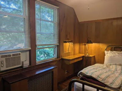 Paddock House Natural Area Gem! Covered parking. Fenced yard. Access Ramp. Peace