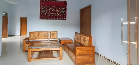 Griya Mbak Tafik Syariah Отели в г. Ngawi Regency