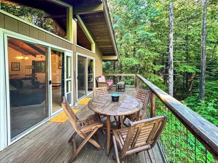 Treetop Retreat - Grill - Wood Stove - Pvt Deck Отели в г. Glen