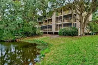 King Bed! Cozy Amelia Island Gem just steps to the beach.