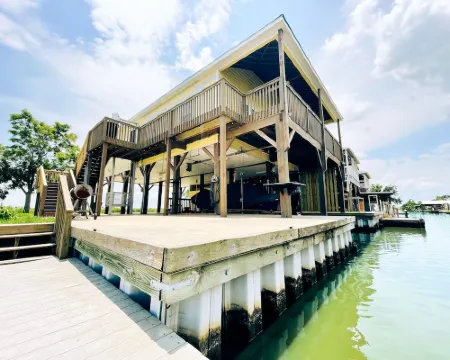 "The Yellowfin"  trophy speckled trout, redfish and flounder fishing. Hotels in Hackberry