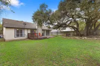 3-Bedroom House with Large Backyard and Deck, Hot Tub, Cold Plunge, Near Austin