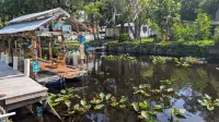 2 Bedroom FREE Boat ON CANAL fish out back and fire pit more FUR BABIES welcome - 2つ星