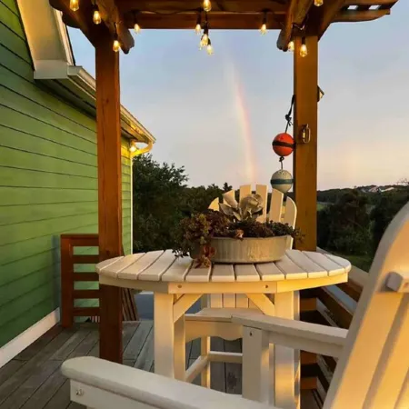 3-bedroom 2 bath cottage-Walk to beach or golfCourse.Hot Tub and outside shower
