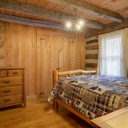 "Timber Lodge", Rustic 4BR Log Cabin + Guesthouse