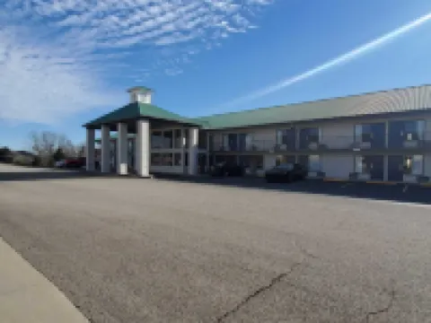Crestview Inn Hotels in Stone County