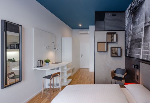 5. 딘스 컬리지 호..