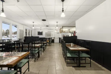 Lakeside Inn Отели в г. Леннокс энд Аддингтон Каунти