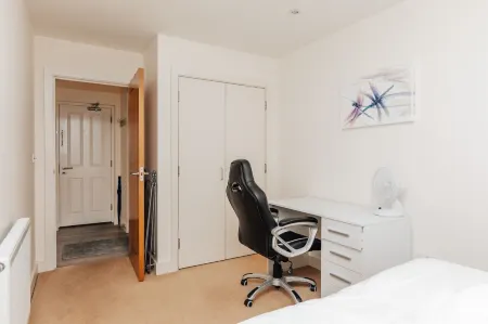 Henley Town Centre with Parking