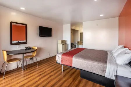 Motel 6 Gardena, CA - South Отели в г. Карсон