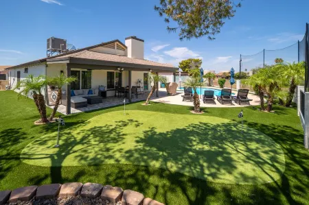 Peoria Oasis on Golf Course: Pool & Putting Green!
