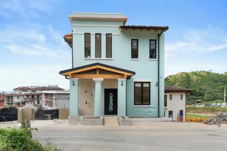 Stunning 3-Bd Beachside Home with Small Pool