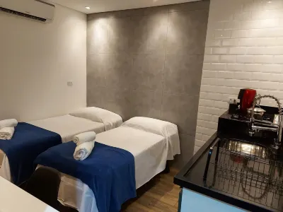 Tiny House Host Hotel dekat Paulo Machado de Carvalho Theater