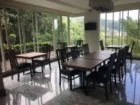 Arainn Bed & Breakfast Tretes Prigen by ecommerceloka Hotels in Prigen