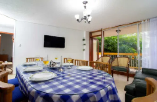 僅一街之隔的三卧公寓 酒店