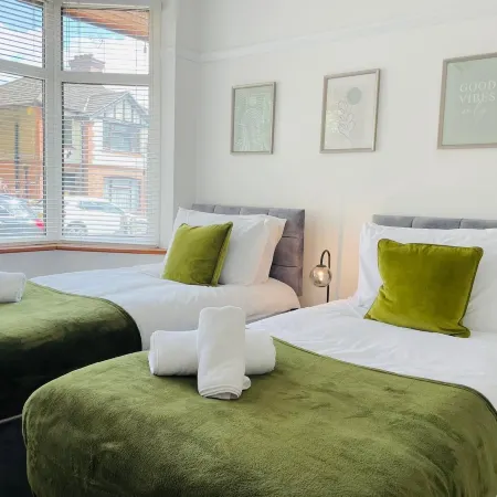 4-Bed House Sleeps 7 with Garden
