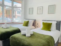 4-Bed House Sleeps 7 with Garden - Homestays