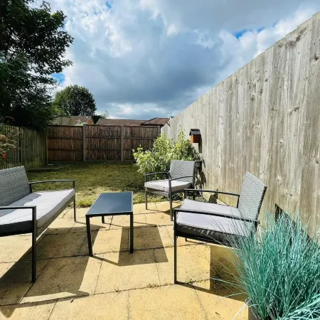 4-Bed House Sleeps 7 with Garden