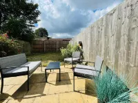 4-Bed House Sleeps 7 with Garden - Homestays