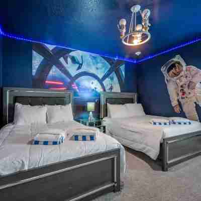 Charming Home Ideal Location Spacious Game Room Rooms