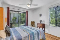 BESAKIH @ BYRON BAY central to town & main beach , large garden, pet friendly