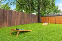 3-Bed Haven - 6 pple Hot tub, King bed, Pool & ping pong table, Grill, Fire pit