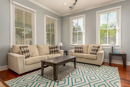 Welcome to House on Hallett.  A historic home less than a mile from downtown Отели в г. Мобил