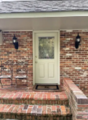 Roomy 2 Bedroom Apt. w/en Suite BA, Private Entry & Parking, Tennis Court