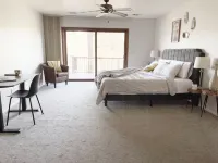 Lovely mountain home w/ large deck and forest view