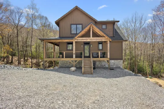 Luxury Amenities and Breathtaking Interior - Elegant Mountain Sanctuary