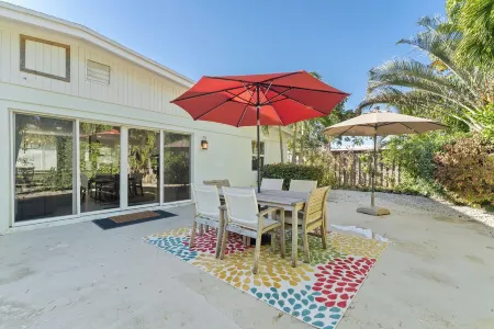 WALK TO THE BEACH! Charming 3-bedroom house in North Palm Beach with AC, WiFi