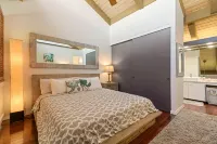 Pool, Hot Tub, BBQ and Scenic Landscape - Elegant Ocean View Oasis Hotels in Hawaii-Maui