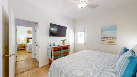 Shared Pool, Near Beach, Pet Friendly Отели рядом с достопримечательностью «Fly It Port ' A»